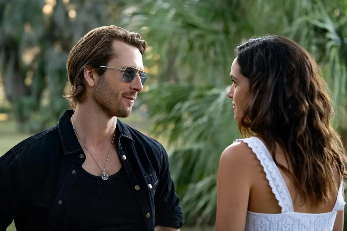 T man. (l-r) glen powell as gary johnson and adria arjona as madison in hit man. Cr. Brian roedel/netflix © 2024brian roedel / netflix