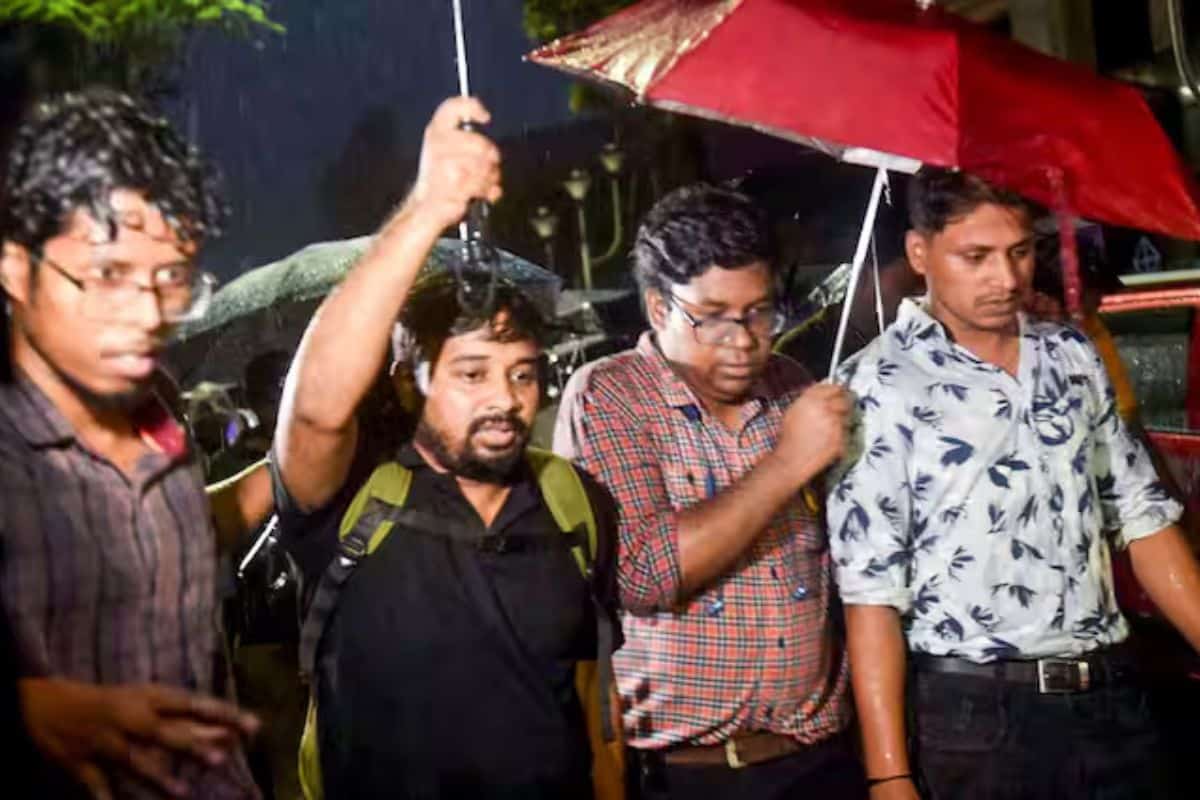 Protesting doctors walk towards the residence of west bengal chief minister mamata banerjee for the meeting on saturday